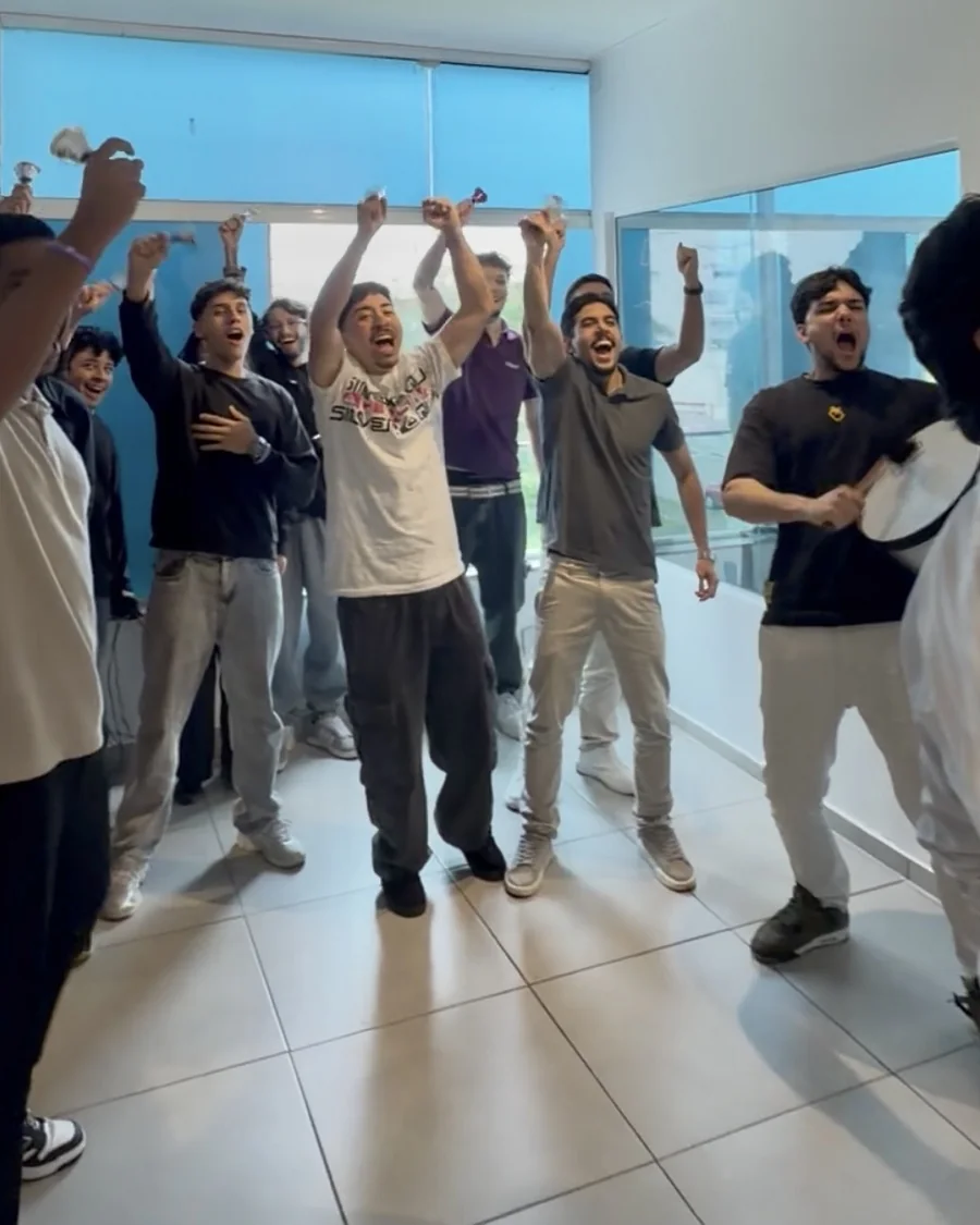 Equipe comemorando no escritório da DKF
